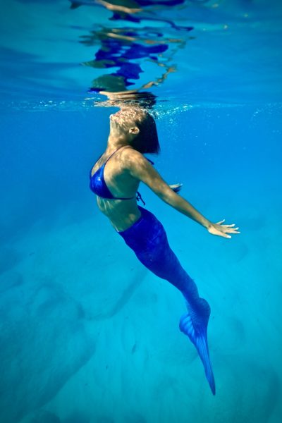 A mermaid Girl dives